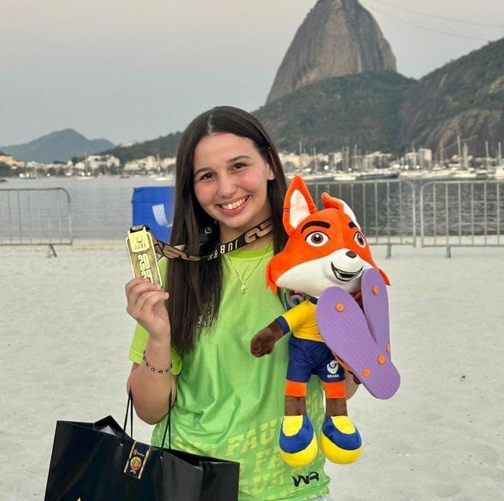 Ketellen Regina Fernandes segurando a medalha de ouro do beach wrestling na praia de Botafogo