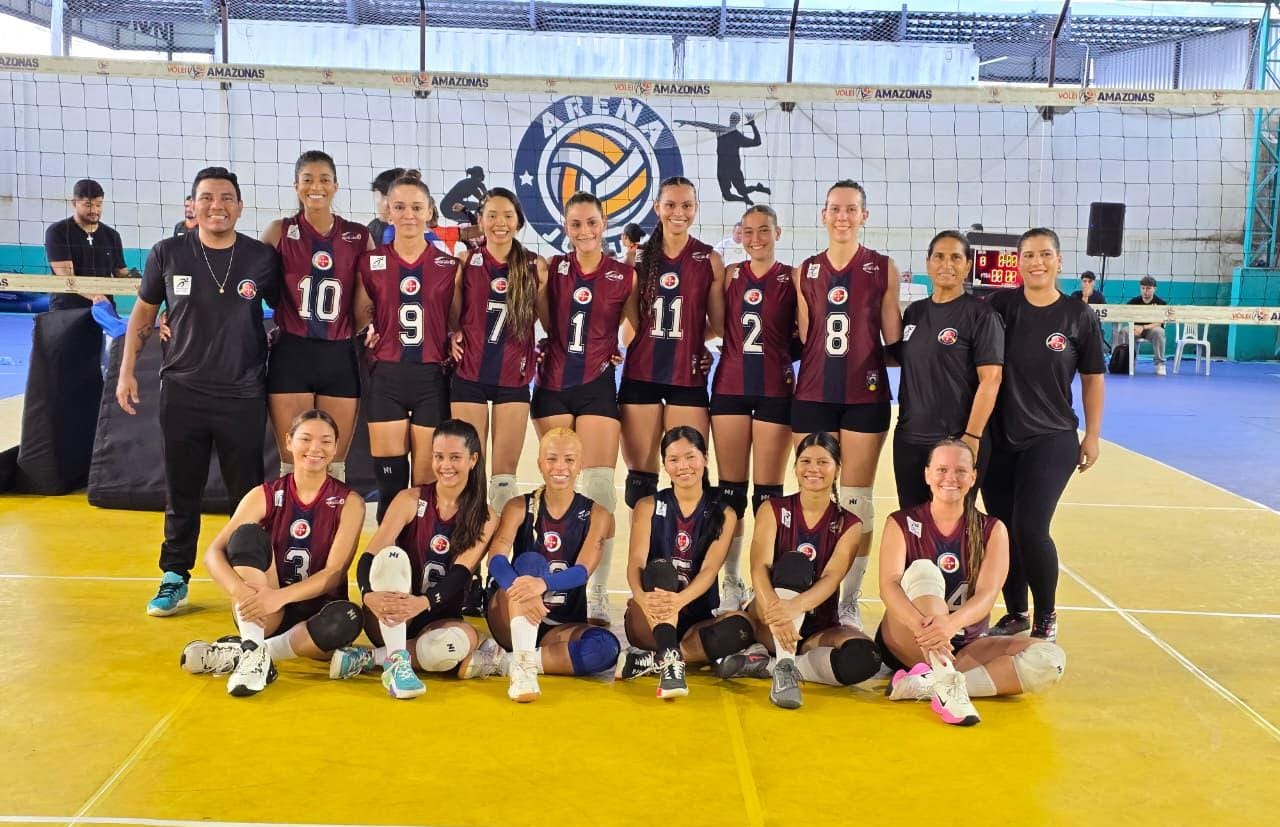 Equipe feminina de vôlei da Universidade Nilton Lins posada na quadra da Arena Amazonas